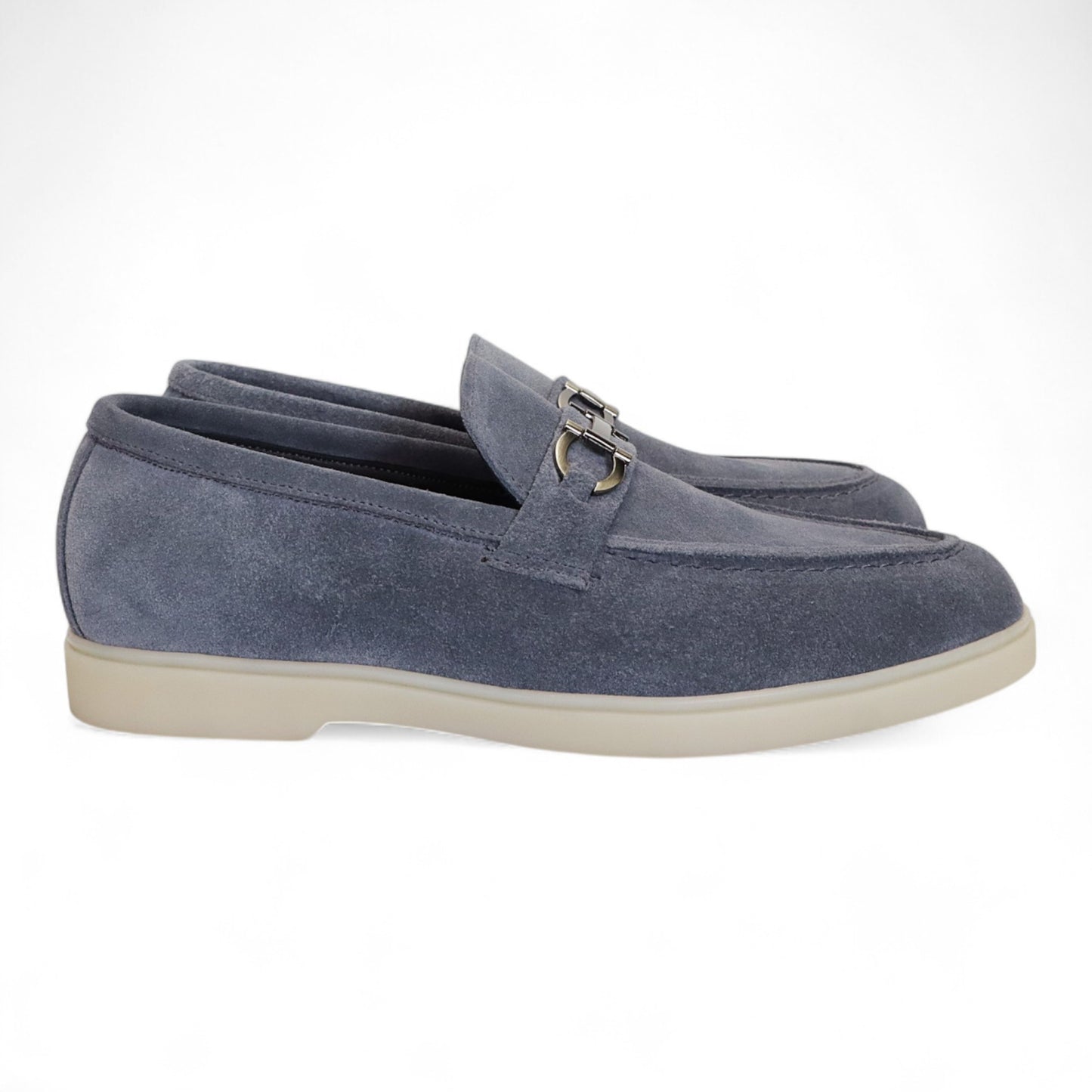 Heren Lichtblauwe Suède Loafer met Metaal Detail en Lichte Zool
